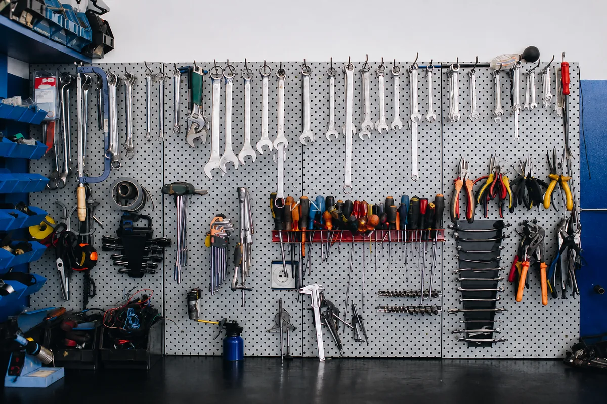 Panneau d'outillage professionnel organisé en atelier